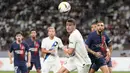 Pemain Inter Milan, Robin Gosens (tengah) berusaha mengontrol bola saat laga uji coba pramusim melawan PSG di Japan National Stadium, Tokyo, Jepang, Selasa (01/08/2023). (AP Photo/Hiro Komae)