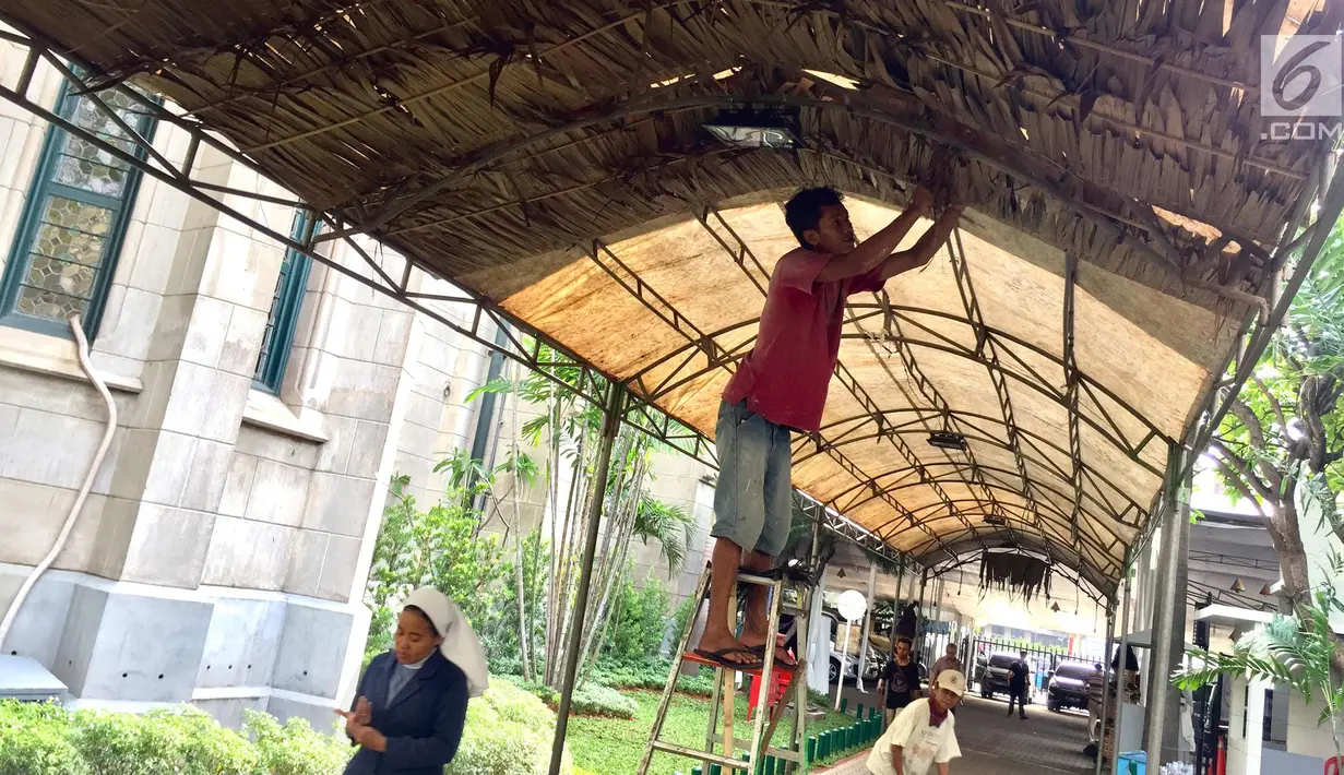 Pekerja memasang dekorasi Natal di Gereja Katedral, Jakarta, Selasa (19/12). Persiapan seperti perawatan interior-eksterior gereja serta pemasangan dekorasi mulai dilakukan pihak gereja untuk menyambut Hari Raya Natal. (Liputan6.com/Immanuel Antonius)
