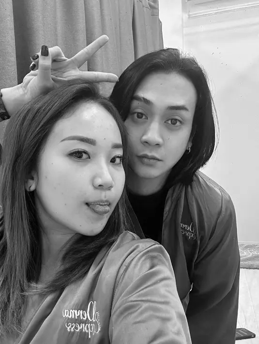 "2 Juni 2011 - 2023, Selamat ulang tahun pernikahan ke-12 tahun. Hidup bersamamu masuk akal, aku tidak perlu memikirkannya, itu datang secara alami. Ini untuk pria paling luar biasa yang saya kenal @dimazandrean ⚡️ hatimu!," tulis viiandrean rayakan anniversary ke-12. [Instagram/viiandrean]