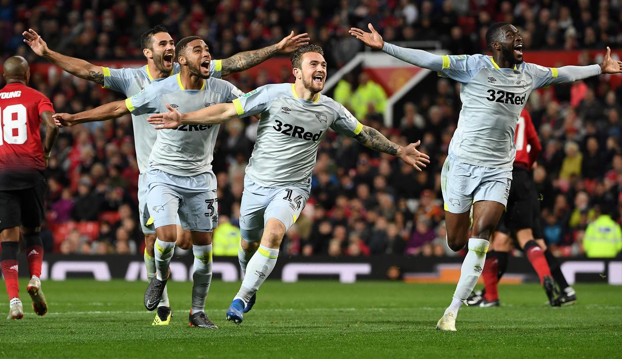 Pemain Derby County merayakan kemenangan atas  Manchester United pada Piala Liga Inggris di Stadion Old Trafford, Rabu (26/9/2018). Manchester United takluk adu penalti 9-10 (2-2) dari Derby County. (AFP/Paul Ellis)