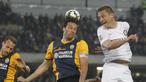 Nemanja Vidic (kanan) berduel di udara dengan striker Hellas Verona, Luca Toni (AP Photo/Felice Calabro')
