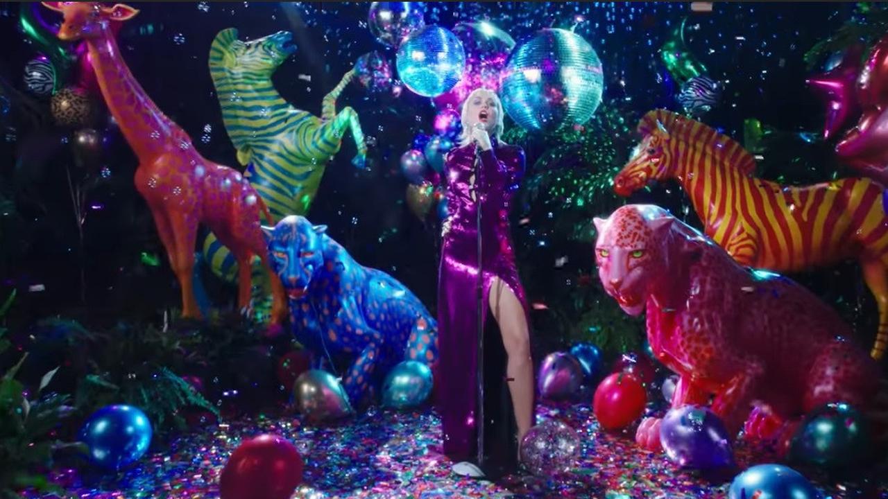 Penampilan Glamor Tanpa Alis Miley Cyrus saat Piala Oscar 2025, Pede Gandeng Sang Pacar Maxx Morando di Karpet Merah