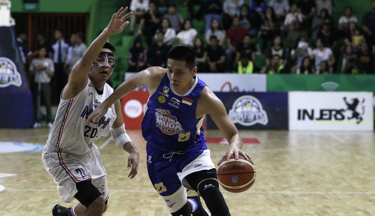 Pemain Satria Muda, Avan Saputra, berusaha melewati pemain NSH Jakarta pada laga semi final IBL 2019 di GMSB Kuningan, Jakarta, Jumat(8/3). (Bola.com/Yoppy Renato)