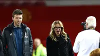 Julia Roberts (tengah) saat datang ke markas MU, Old Trafford saat masih ditangani Michael Carrick (twitter/Manchester United)