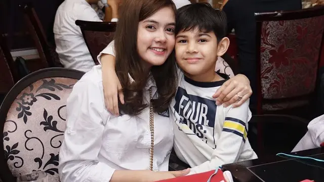 6 Momen Kebersamaan Biby Alraen Istri Rifky Balweel dengan Anak Sambungnya