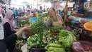 Pedagang melayani pembeli di Pasar Kebayoran, Jakarta, Selasa (1/10/2019). Badan Pusat Statistik (BPS) mencatat Indeks Harga Konsumen pada September 2019 mengalami deflasi sebesar 0,27 persen. Posisi ini lebih rendah dari deflasi Agustus 2019 sebesar 0,68%. (Liputan6.com/Angga Yuniar)