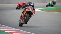 Pembalap KTM, Miguel Oliveira mengaspal pada balapan MotoGP Catalunya hari Minggu (06/06/2021). (LLUIS GENE / AFP)