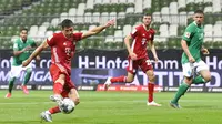 Striker Bayern Munchen, Robert Lewandowski, mencetak gol ke gawang Werder Bremen pada laga Bundesliga di Weserstadion, Bremen, Selasa (16/6/2020). Bayern Munchen menang dengan skor 1-0 atas Werder Bremen. (AP/Martin Meissner)