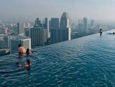 Kolam renang yang berada di Marina Bay Sands, Singapura ini memberikan anda sensasi berenang dengan ketinggian puluhan meter. Terbayang bukan gimana kalau anda melihat kebawah. (livedoor.blogimg.jp)