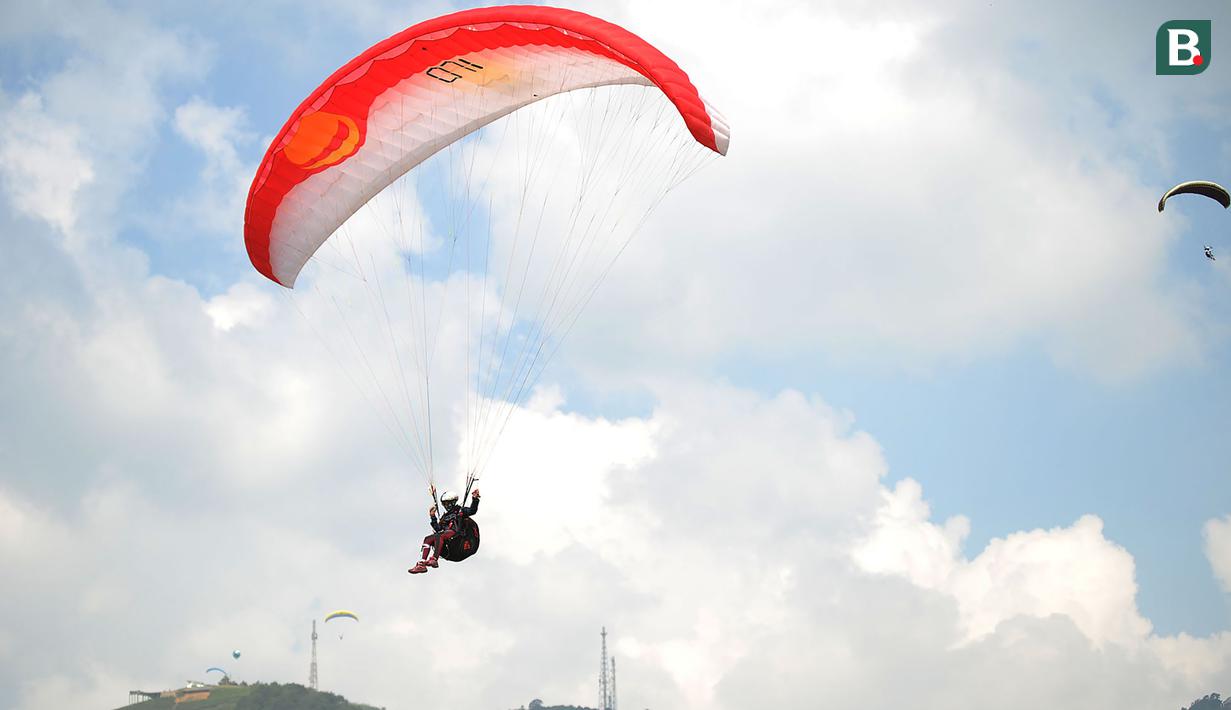 Atlet paralayang Indonesia, Jafro Megawanto, saat berlaga pada nomor ketepatan mendarat individual di Gunung Mas, Jawa Barat (21/08/2018). Tim paralayang Asian Games Indonesia sementara masih berada dalam tiga besar. (Merdeka.com/Arie Basuki)