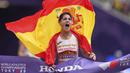 Atlet Spanyol, Maria Perez merayakan kemenangannya atas medali emas dalam lomba jalan cepat 35 kilometer putri dalam ajang Kejuaraan Dunia Atletik 2025 di Tokyo, Jepang, Sabtu (13/09/2025). (AP Photo/Petr David Josek)