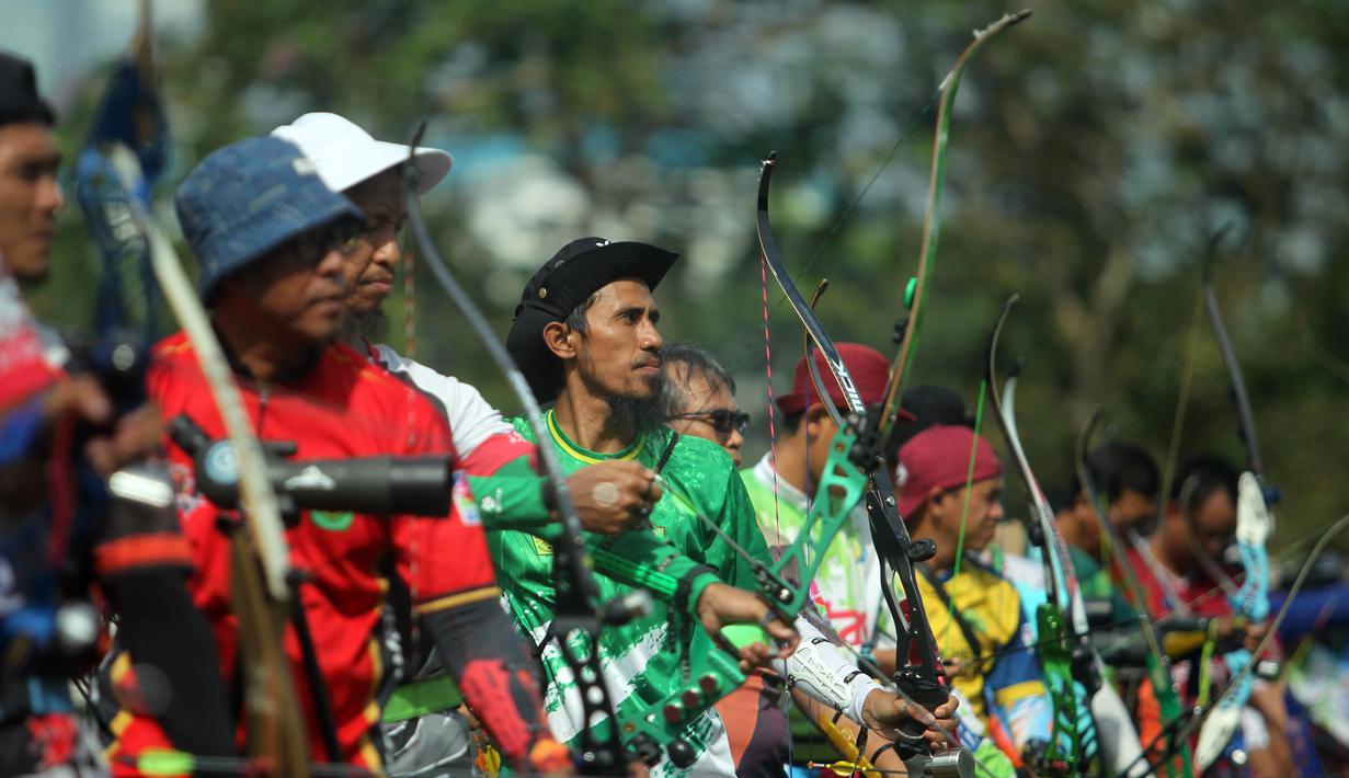 Sejumlah peserta bersiap untuk membidik sasaran saat eksibisi nomor Barebow dalam Seleksi Nasional (Seleknas) Pengurus Besar Persatuan Panahan Indonesia (PB Perpani) di Lapangan Panahan, Gelora Bung Karno, Senayan, Jakarta, Rabu (8/3/2023). Eksibisi Barebow tersebut bertujuan untuk mendorong agar divisi Barebow dapat masuk dalam agenda Pekan Olahraga Nasional (PON) 2024 di Provinsi Aceh dan Sumatera Utara. (Dok. PB Perpani)