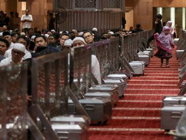 Umat muslim melaksanakan salat Tarawih pertama di Masjid Istiqlal, Jakarta, Jumat (28/2/2025). (Liputan6.com/Herman Zakharia)