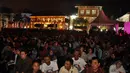 Para penonton tampak antusias menyaksikan film dokumenter "Yang ke Tu7uh" di halaman Museum Fatahillah, Jakarta, Sabtu (16/8/14). (Liputan6.com/Miftahul Hayat)
