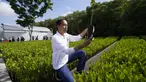 Presiden Indonesia Joko Widodo menanam pohon mangrove dalam rangkaian agenda pertemuan KTT G20, di Hutan Mangrove Taman Hutan Raya Ngurah Rai, Denpasar, Bali, Indonesia, Rabu (16/11/2022). Agenda di Taman Hutan Raya Mangrove Ngurah Rai Bali merupakan bagian dari tema yang dipilih Presiden Joko Widodo dalam pelaksanaan KTT soal menangani krisis iklim. (AP Photo/Alex Brandon via Pool)