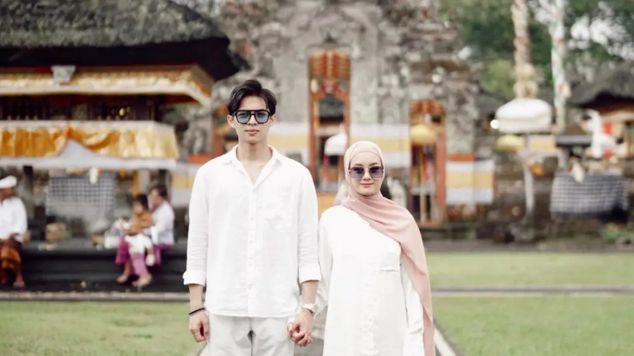 6 Potret Dinda Hauw dan Rey Mbayang Pakai Baju Senada saat Liburan, Makin Romantis