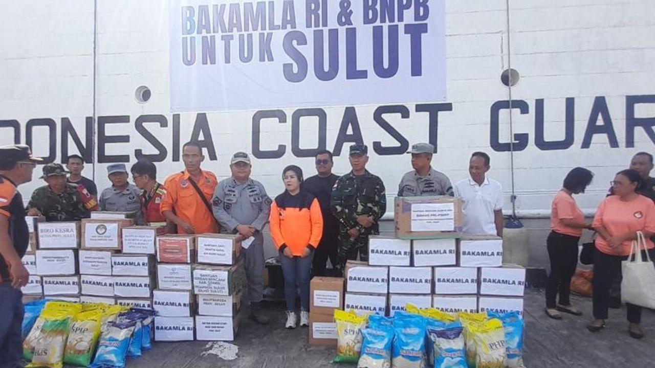 Bakamla RI Salurkan Bantuan Kemanusiaan dan Pulihkan Akses Jalan di Siau Pasca Banjir Bandang