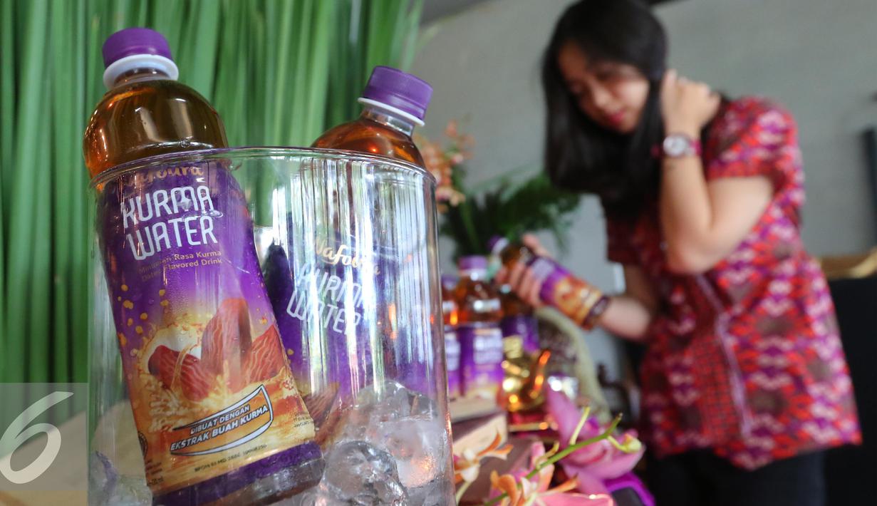 Jelang Ramadan, PT Kieran Bahari Aksara meluncurkan terobosan terbaru yaitu Nafoura Kurma Water sebagai minuman pertama di Indonesia Jakarta, Kamis (2/5). (Liputan6.com/Angga Yuniar)