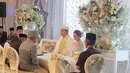 Gilang Dirga resmi melepas masa lajangnya dengan menikahi Adiezty Ferza pada Minggu (18/9/2016). Seperangkat alat salat dan uang sebesar Rp. 300.314 menjadi mas kawinnya. (Instagram/gilangdirga)