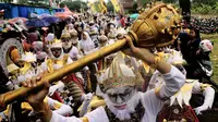 Rampak musik mengiringi tarian kera dalam Kendalisada Art Festival di Bumi Perkemahan Kendalisada, Desa Kaliori, Banyumas, Jawa Tengah. (Liputan6.com/Muhamad Ridlo) 