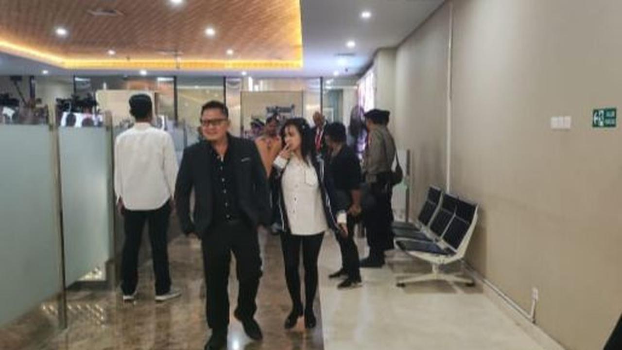 Berdasarkan pantauan di lokasi, Cupi, yang mengenakan blazer warna biru dipadupadankan dengan kemeja putih, datang ditemani manajernya.<br>