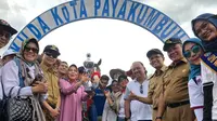 Para pengurus PP Pordasi dan Asprov Pordasi Sumatra Barat ketika mengunjungi pacuan kuda di Kota Payakumbuh, Sumatra Barat, Senin (17/2/2020). (Istimewa)