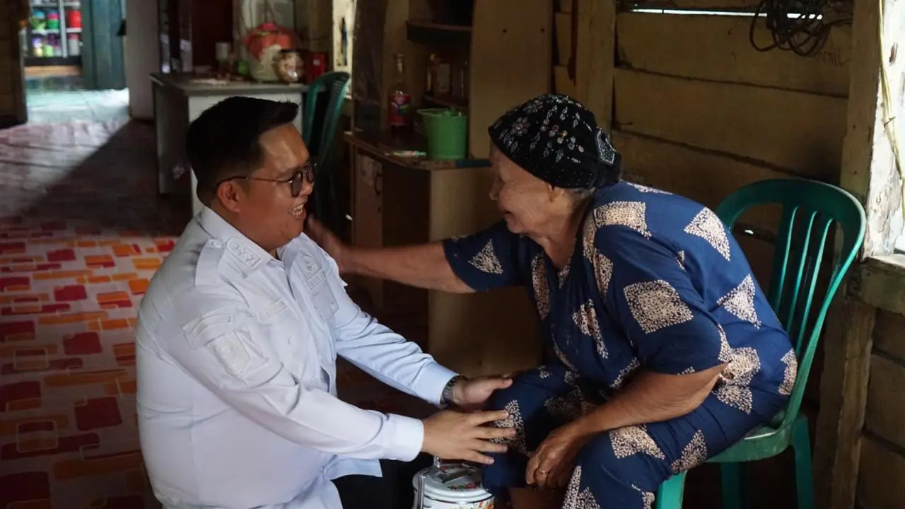 Safari Ramadan, Rendi Solihin Bagikan Perlengkapan Ibadah ke Warga di Desa Muara Pantuan