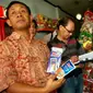 Petugas BPOM Jabar memeriksa parcel di sebuah toko parcel Bandung, Jabar, Jumat (27/8). Dalam pemeriksaannya tidak ditemukan produk kadaluarsa.(Antara)

