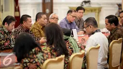 Presiden Joko Widodo  berdiskusi dengan Pengurus GAPMMI dan GIMNI di Istana Merdeka, Jakarta, Selasa (13/10/2015). Jokowi akan melakukan deregulasi untuk mendorong daya saing Indonesia, khususnya industri makanan dan minuman. (Liputan6.com/Faizal Fanani)