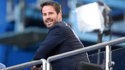 Jamie Redknapp. Eks Liverpool yang secara resmi bergabung sebagai komentator dan pundit bersama Sky Sports pada 2004 usai pensiun ini sempat mejadi pundit di studio bersama BBC saat Piala Eropa 2004. Penampilan yang santai dan jujur apa adanya menjadi pembawaannya yang khas dalam aksinya sebagai pundit yang sering menyajikan siaran Premier League. Kata yang terus melekat dan boleh dibilang menjadi trade marknya hingga kini adalah "literally" yang sering diucapkannya untuk memulai komentarnya. (AFP/Pool/Michael Regan)