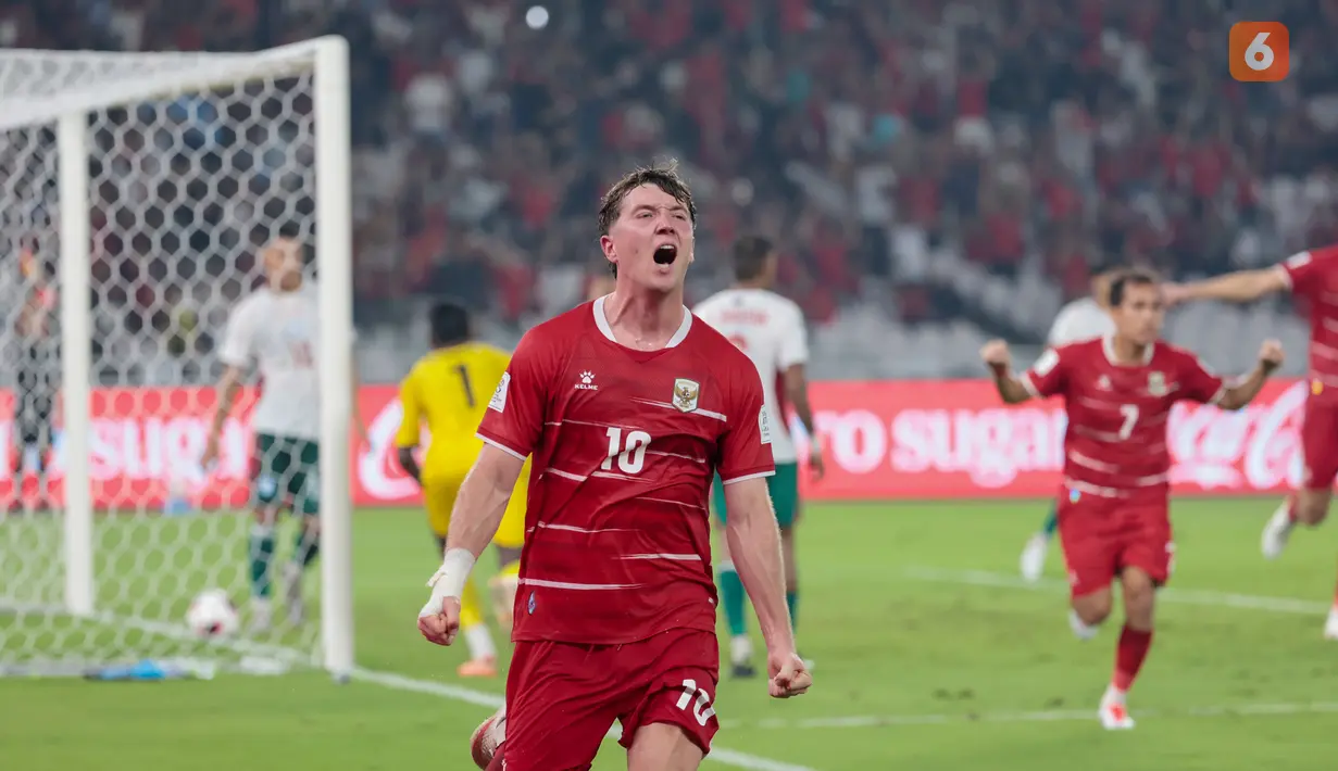 Pemain Timnas Indonesia Ole Romeny meluapkan emosinya setelah assist yang diberikannya berhasil dikonversi menjadi gol oleh Mitchell Baker saat menghadapi Bangladesh pada pertandingan Grup A FIFA ASEAN Cup 2026 di Jakarta, Kamis (1/10/2026). (KLY/Budy Santoso)