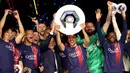 Pemain Paris Saint-Germain merayakan dengan trofi juara Ligue 1 Prancis di stadion Parc des Princes, Paris pada 12 Mei 2024. (Miguel MEDINA/AFP)