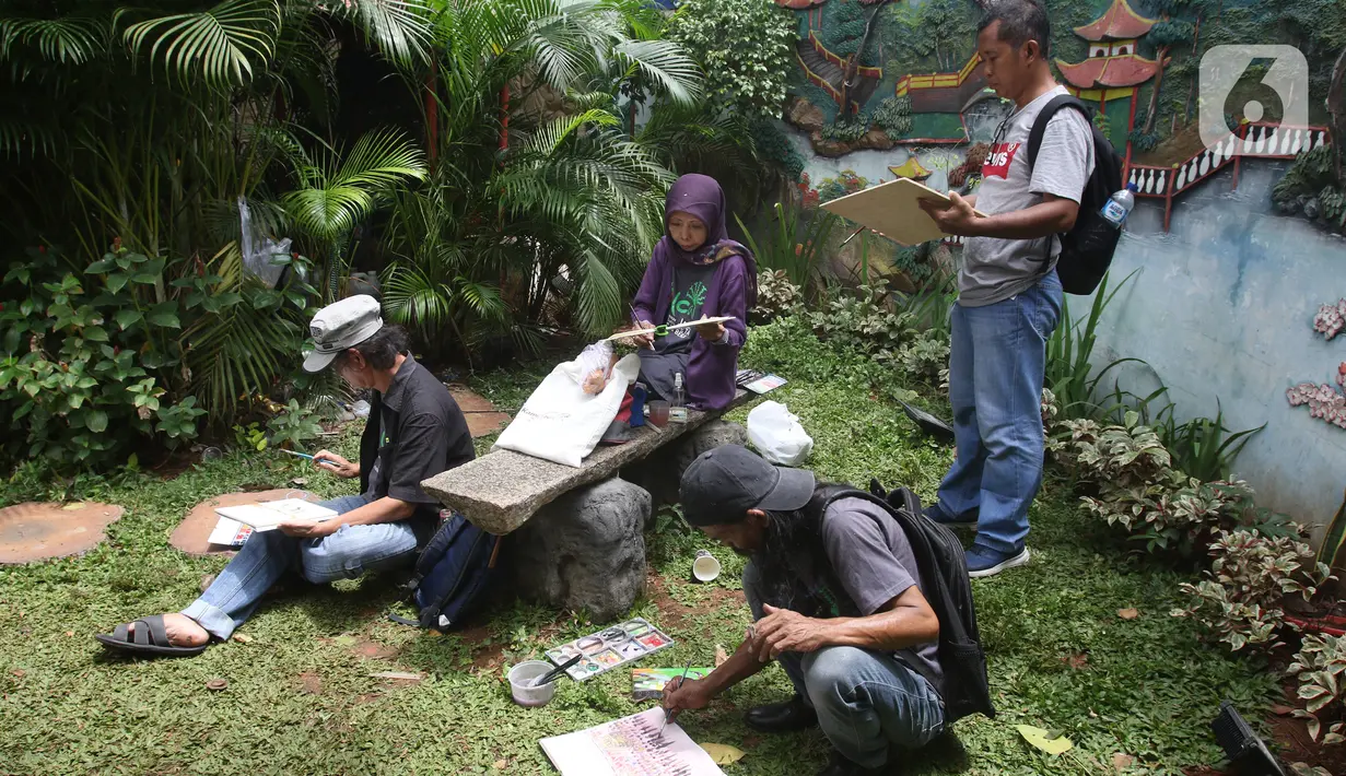 Anggota komunitas pelukis cat air Indonesia melukis suasana perayaan Imlek di Vihara Dharma Bhakti, Petak Sembilan, Jakarta Barat, Sabtu (25/1/2020). Kegiatan melukis tersebut untuk memeriahkan perayaaan Tahun Baru Imlek 2571. (Liputan6.com/Angga Yuniar)