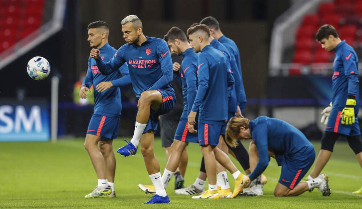 Para pemain Sevilla melakukan latihan jelang laga Piala Super Eropa di Puskas Arena, Hungaria, Kamis (24/9/2020). Sevilla akan berhadapan dengan Bayern Munchen. (Bernadett Szabo/Pool via AP)