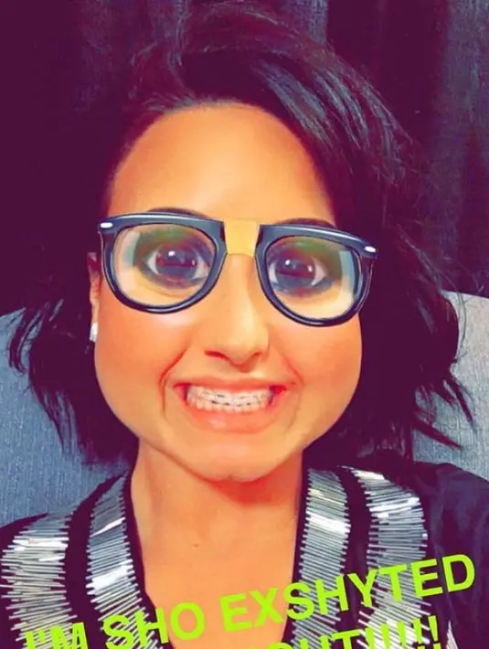 Demi Lovato menggunakan kawat gigi dan kacamata! Kamu masih bisa mengenali? (snapchat/demilovato)