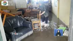 Salah satu dinding kelas di SDN 2 Gunungsari, Tasikmalaya, Jawa Barat, jebol dihantam banjir.