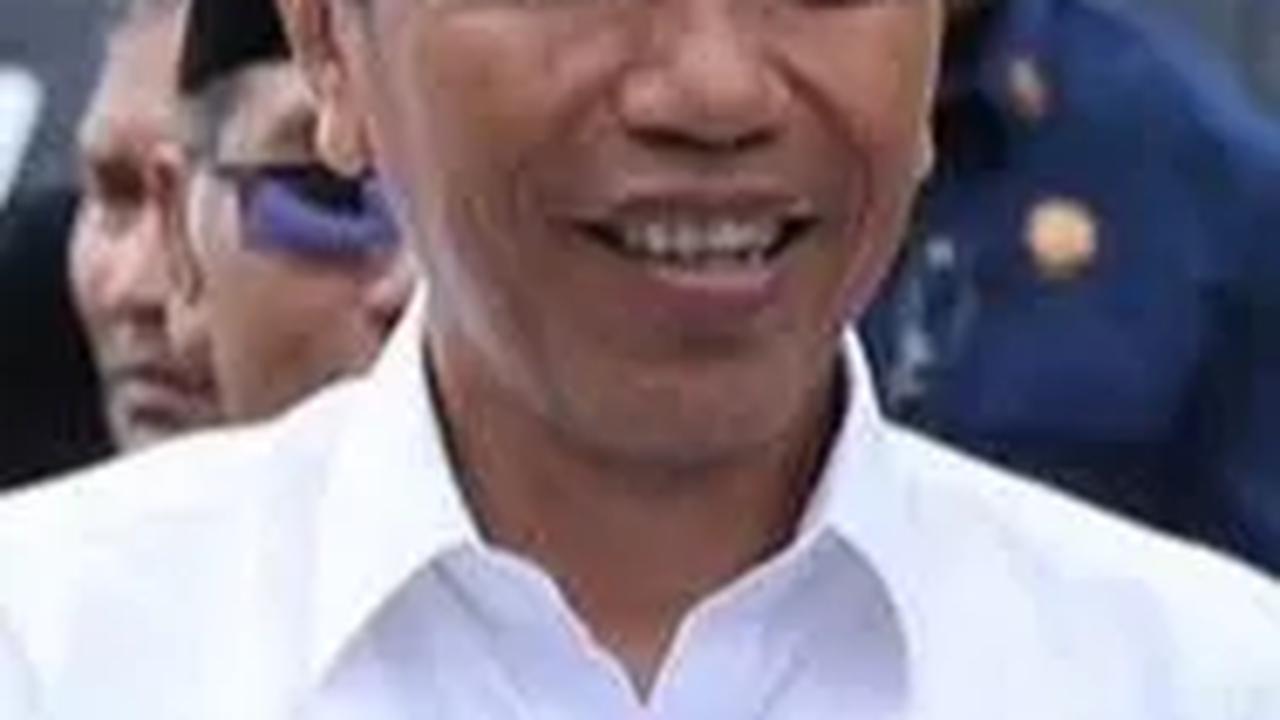"Baju putih ini, saya lihat desain bajunya fashion untuk bajunya bagus-bagus," puji Jokowi lagi.