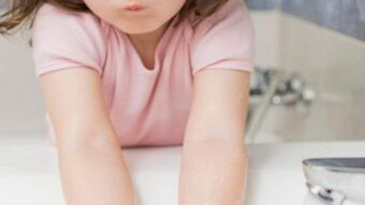 Penting bagi orangtua untuk memilih produk pembersih, termasuk sabun cuci piring yang digunakan untuk peralatan makan bayi, dengan hati-hati. Berikut beberapa tips memilih sabun cuci piring yang aman: