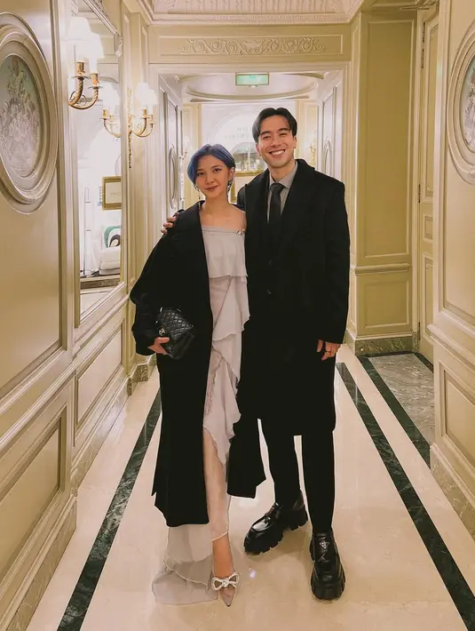 Masih di rangkaian acara pernikahan Valencia Tanoesodbjo dan Kevin Sanjaya di Paris, Vidi dan Sheila tampil mengenakan outfit berbeda. Kali ini masih dengan setelan formal, Vidi tampak mengenakan kemeja abu-abu yang dipadu dengan dasi panjang hitam. Sedangkan Sheila menampilkan dirinya cantik nan elegan dengan drappery dress berwarna abu-abu. Foto: Instagram.