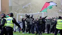 Laga Old Firm Rangers Vs Celtic Berakhir Ricuh:  Suporter Serbu Lapangan, Polisi Ikut Turun Tangan
