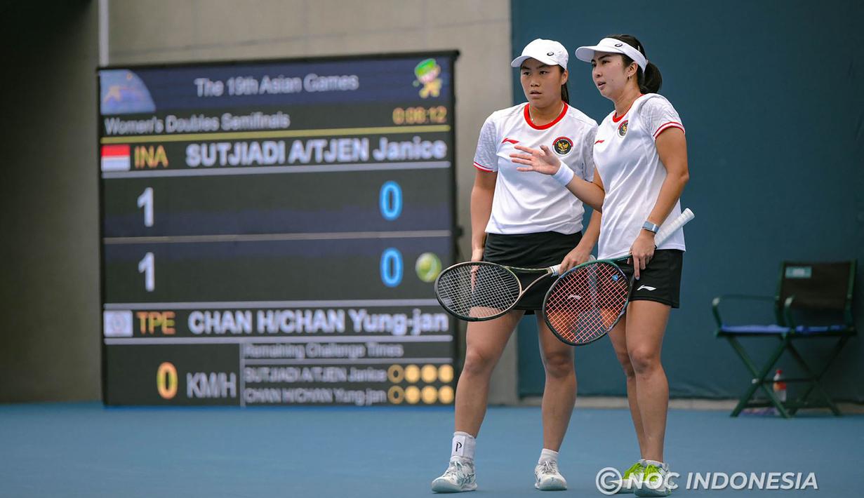 Perjuangan ganda putri Indonesia, Aldila Sutjiadi/Janice Tjen terhenti di semifinal cabor tenis Asian Games 2022 setelah ditaklukkan pasangan Chinese Taipei, Chan Hao Ching/Chan Yung Jan dengan dua set langsung 2-6, 2-6 dalam laga yang digelar di Hangzhou Olympic Centre Tennis, China, Kamis (28/9/2023) siang WIB. Dengan hasil ini, Aldila Sutjiadi/Janice Tjen dipastikan merebut medali perunggu. (NOC Indonesia/Hendri K Rahman)