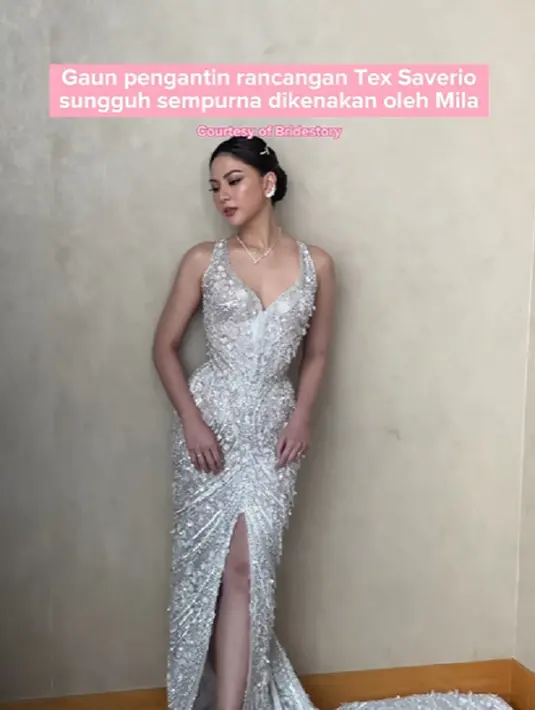 Setelah serangkaian acara yang menampilkan Jessica Mila dalam balutan wedding gown, kali ini, ia memilih gaun pengantin dengan siluet cocktail dress lebih sederhana. Walaupun begitu, detail gaun pilihan Jessica Mila ini pun tak kalah menawan dan menarik untuk disimak. Foto: Instagram/Bridestory.