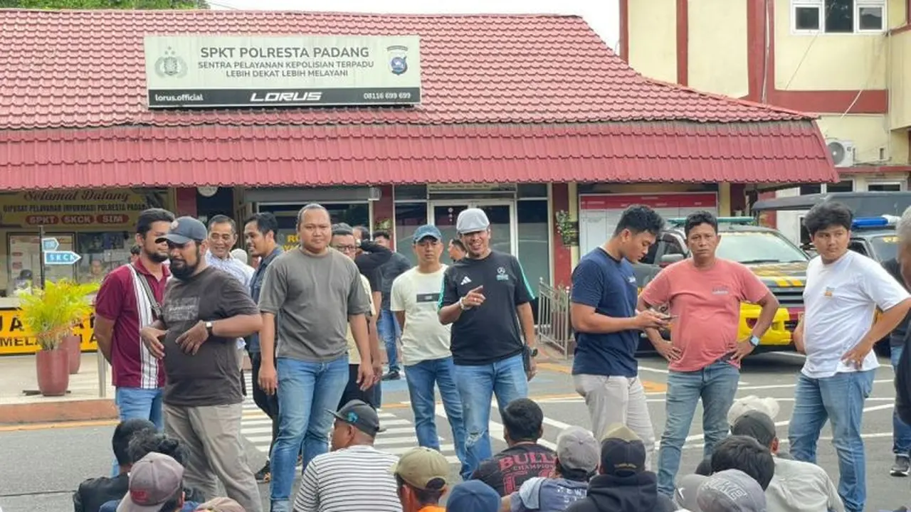 Personel Polresta Padang menjaring puluhan terduga pelaku premanisme di kawasan Pasar Raya Padang pada Sabtu (14/2) sore (Istimewa)