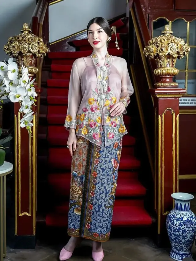 Kebaya lebaran Anemone Silk Organdy Kebaya by Roemah Kebaya Vielga (Sumber: Instagram/roemahkebaya_catalogue)
