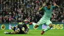 Striker Barcelona, Luis Suarez, berusaha membobol gawang Athletic Bilbao. Sementara satu-satunya gol Barca dicetak oleh Lionel Messi pada menit ke-52 lewat eksekusi tendangan bebas. (AP/Alvaro Barrientos)