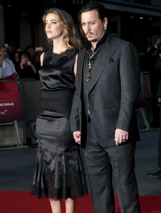   Johnny Depp (kanan) dan istri Amber Heard berpose saat menghadiri pemutaran perdana film "Black Mass " di London, Inggris, Minggu (11/10/2015). Johnny berperan sebagai James " Whitey " Bulger dalam film Black Mass. (REUTERS/Suzanne Plunkett)  