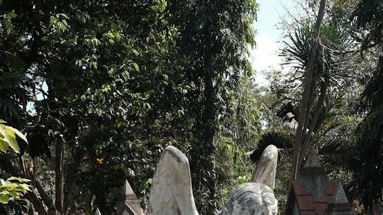Wilayah Sukun yang merupakan pintu masuk ke Kota Malang dari arah Blitar juga menjadi pertimbangan kenapa lokasi ini dipilih sebagai kompleks pemakaman