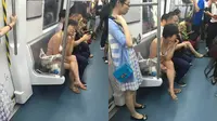 Heboh, Wanita Berbusana Minim Naik Kereta Bawah Tanah