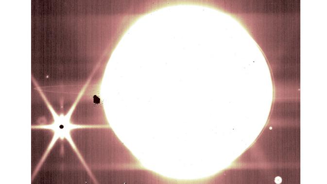 

<p>Foto Jupiter tangkapan teleskop James Webb. NASA, ESA, CSA, serta B. Holler dan J. Stansberry (STScI)</p>
<p>“></p>
<p>Bryan Holler, salah satu ilmuwan yang membantu merencanakan pengamatan ini, menjelaskan “Dikombinasikan dengan gambar-gambar lapangan dalam yang dirilis tempo hari, gambar-gambar Jupiter ini menunjukkan pemahaman penuh tentang apa yang dapat diamati James Webb.”</p>
<p>“Mulai dari galaksi yang paling samar dan paling jauh yang dapat diamati hingga planet-planet di halaman belakang kosmik kita sendiri, yang dapat kamu lihat dengan mata telanjang dari halaman belakang kamu yang sebenarnya,” sambung Holler.</p>
<p>Perlu dicatat bahwa <a href=