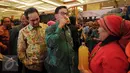 Menteri Agraria dan Tata Ruang Ferry Mursyidan Baldan (tengah) mencoba jamu saat meninjau stand Agrinex Expo 2016 di Jakarta Convention Centre, Jumat (1/4/2016). Agrinexpo 2016 berlangsung hingga Minggu (3/4). (Liputan6.com/Helmi Fithriansyah)